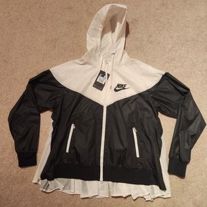 NIKE BLACK AND WHITE PLEATED WINDRUNNER WINDBREAKER SZ MEDIUM BRAND NEW $120